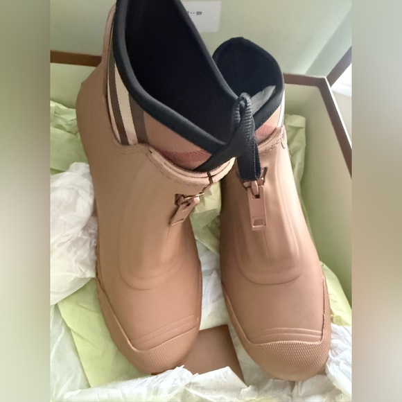 Burberry - Picture 3 of 7